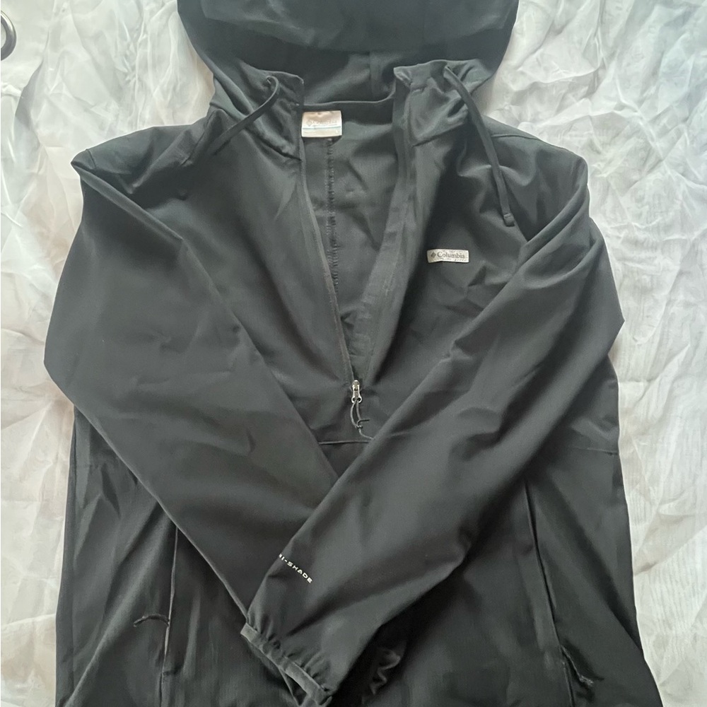 Black Lightweight Hooded Jacket with Water-Resistant Material is jacke Columbia